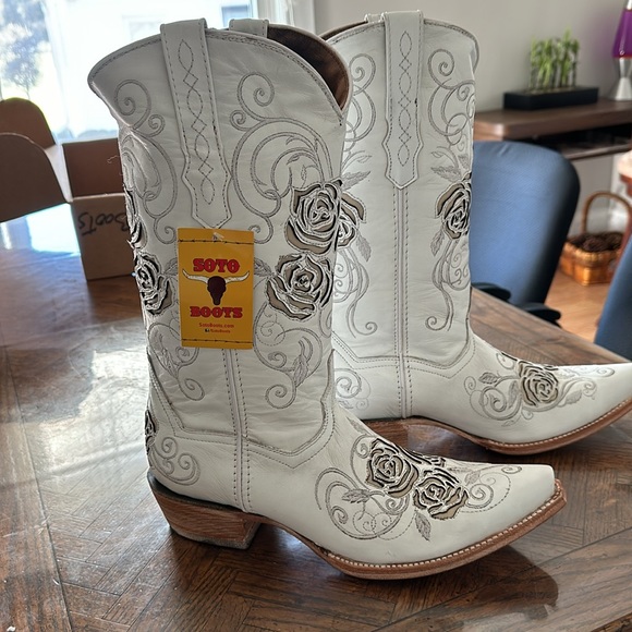 White cowgirl boots with rose inlay - Picture 2 of 5